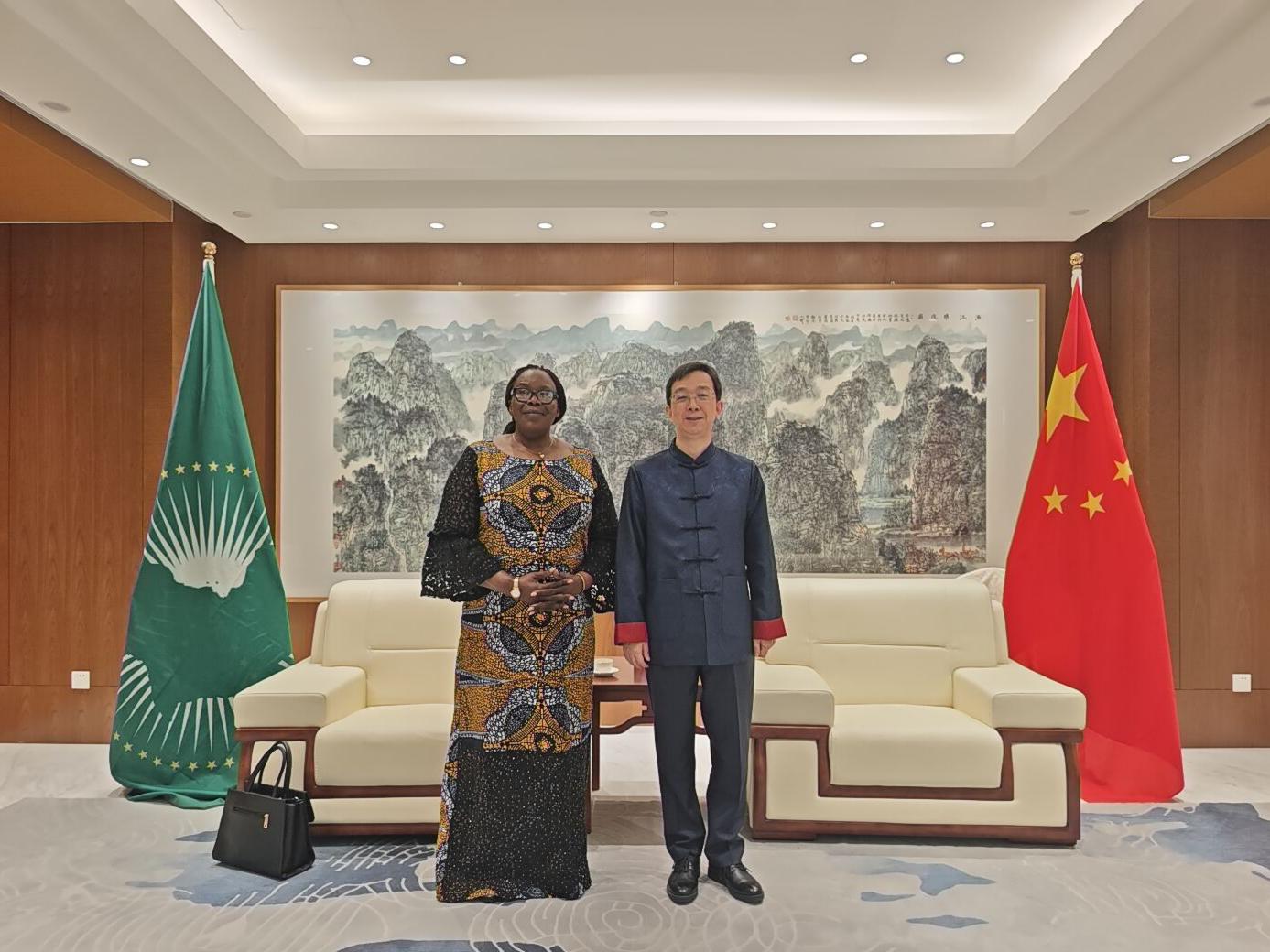 20260625驻非盟使团团长蒋烽大使会见乌干达常驻非盟代表.png